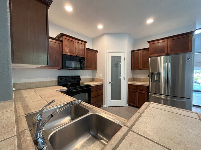 Building Photo - Charming 3-Bedroom Home with Open Layout, ...