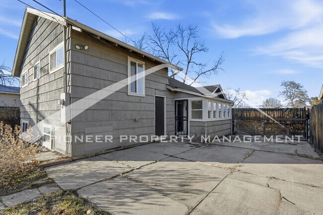 Building Photo - Charming Home with Central AC and Washer/Dryer