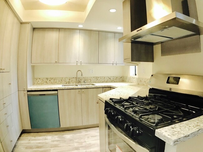 Building Photo - Beautiful Townhouse in Prime Glendale Area!