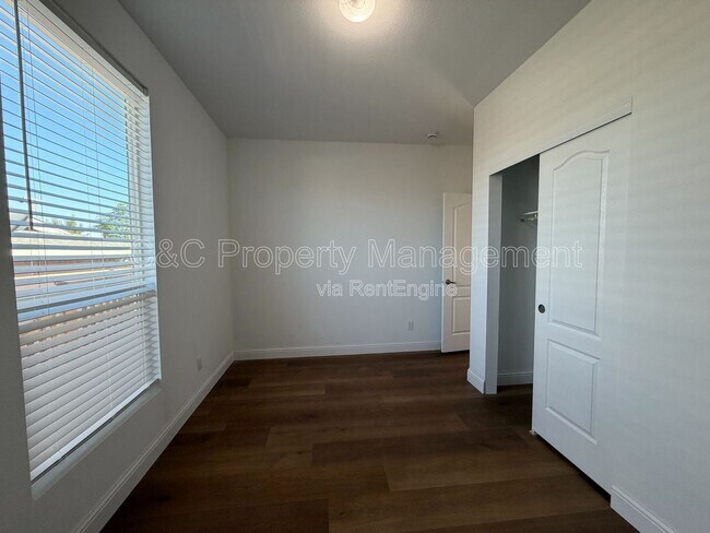 Building Photo - 759 W Chase Ave