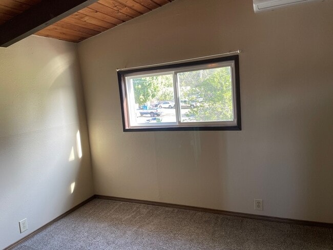 Building Photo - BEAUTIFUL THREE BEDROOM AT SILVER LAKE