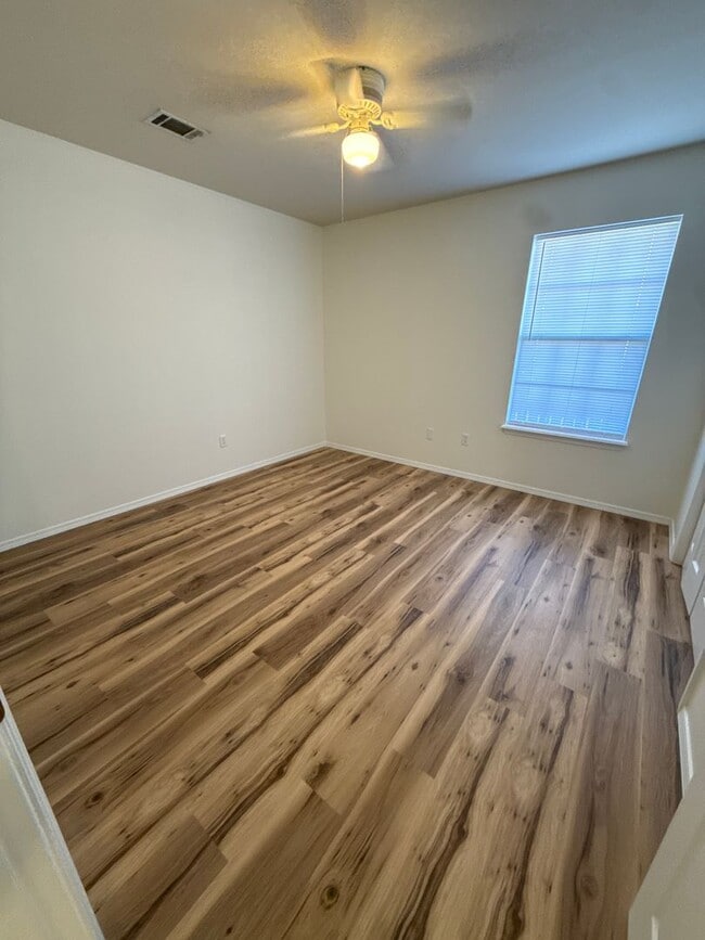 Building Photo - 1304 Ollie Dr