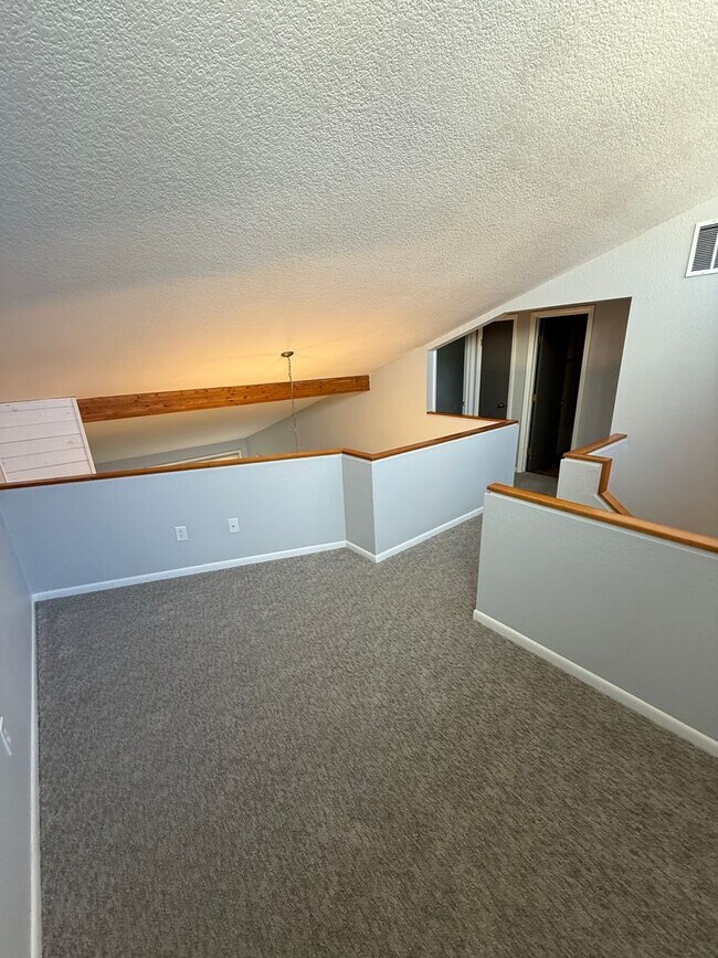 Building Photo - Quiet Midtown Home