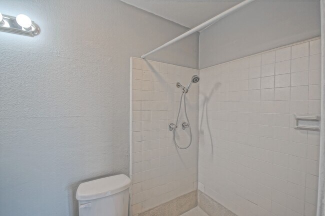 Building Photo - Bright & Spacious, Top-Floor 3BR3BA Condo ...