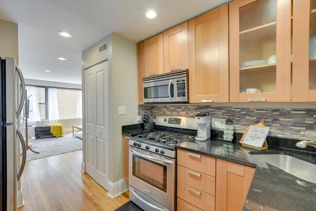 Building Photo - 7425 N Sheridan Rd