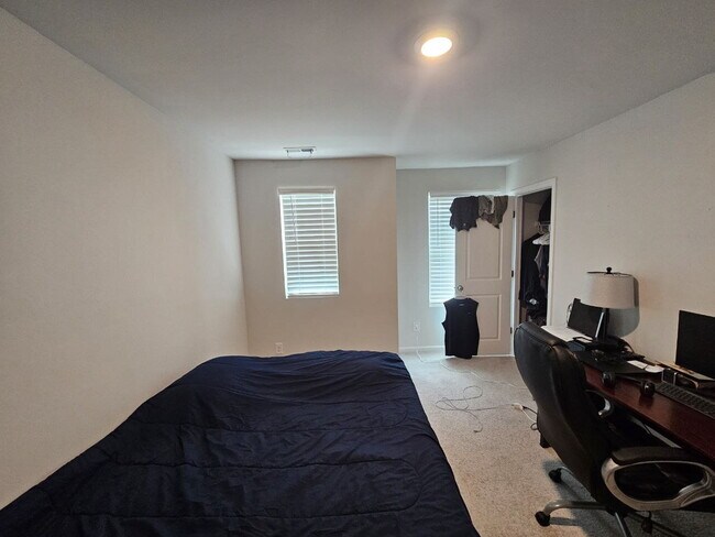 Building Photo - Modern townhome with high-end finishes throughout, minutes to 540 and walkable to great shopping.