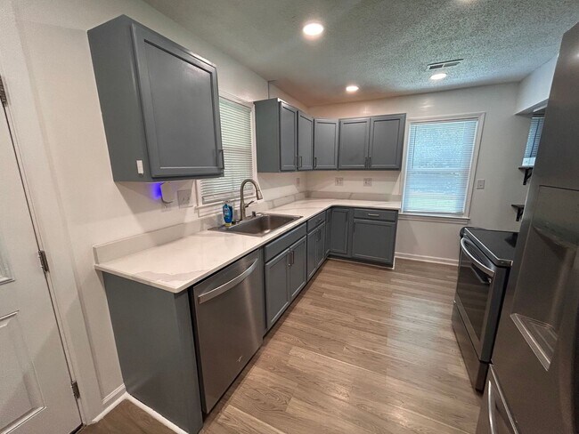 Building Photo - Beautifully Renovated 3BR Home in Summerville