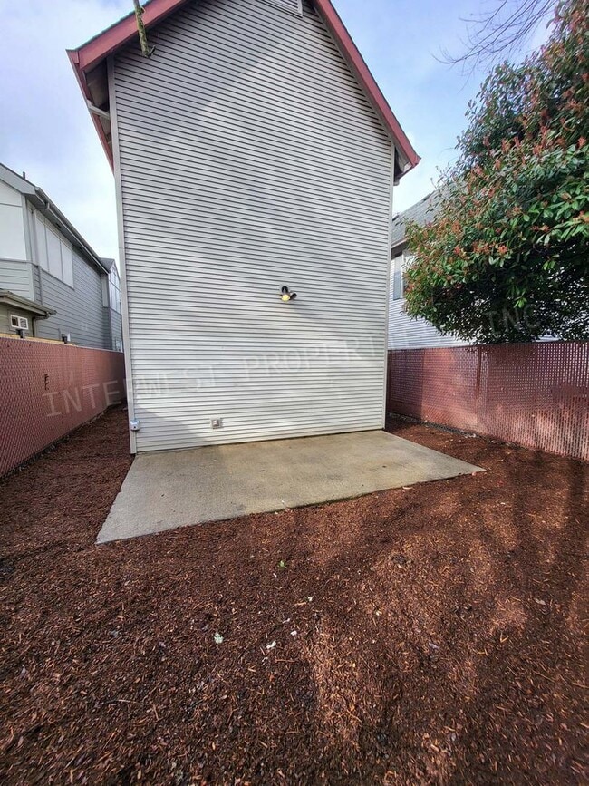 Building Photo - 3bd 2 ba Townhouse w/Washer/Dryer in Unit, Yard and Garage!