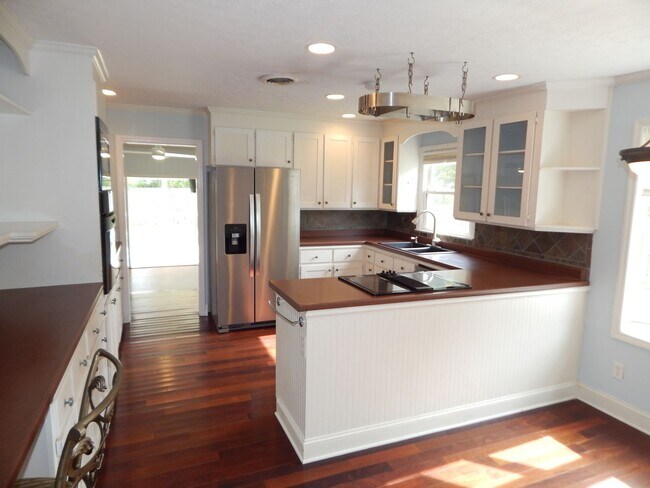 Building Photo - Spacious home in Pine Valley.