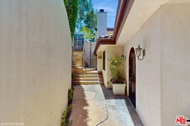 Building Photo - 3311 Deronda Dr