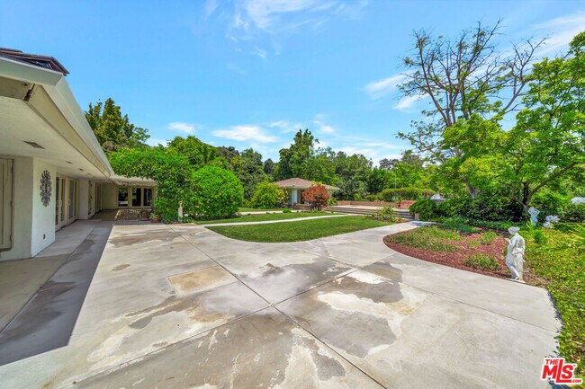 Building Photo - 1100 Rodeo Rd