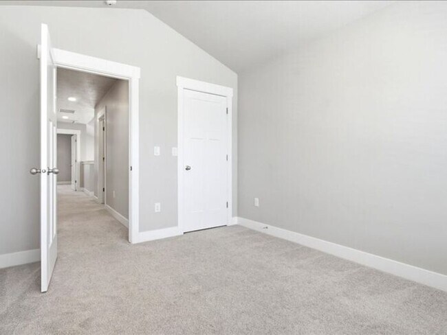 Building Photo - Herriman Lovely 3 bed, 2.5 bath Townhome