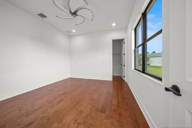 Building Photo - 5286 SW Pomegranate Way