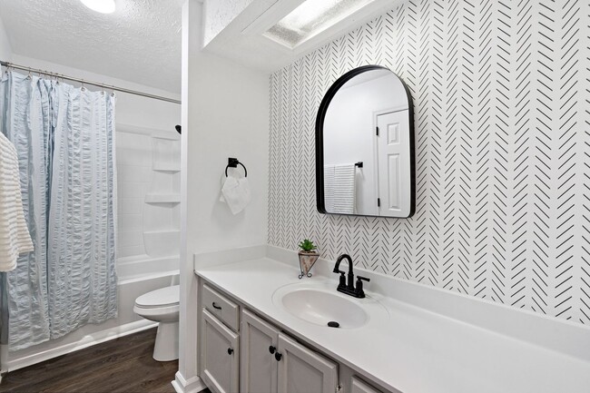 Building Photo - Fully renovated condo in Hendersonville