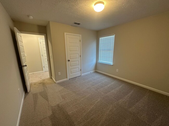 Building Photo - Beautiful 3 Bed 2.5 Bath Townhouse Near The Heart Of Shelbyville