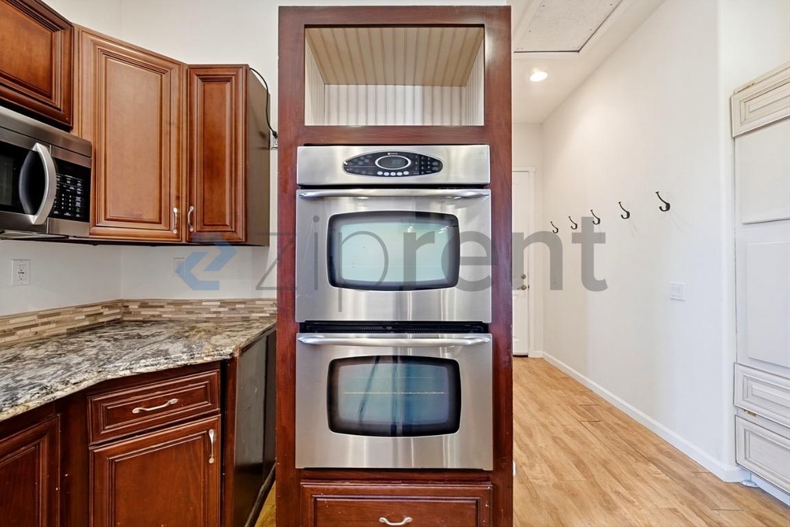 Building Photo - Unit