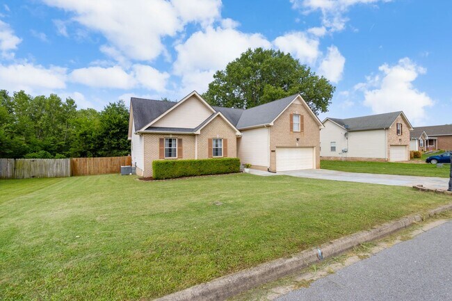 Building Photo - Beautiful Clarksville Home - Great Location!