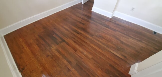 Building Photo - Lovely 2 Bedroom with a Large Yard!