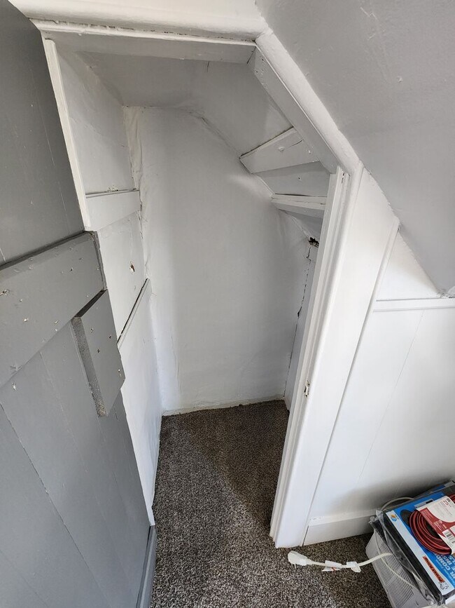 Building Photo - Spacious 2-Bedroom, 1-Bathroom Home AVAILA...