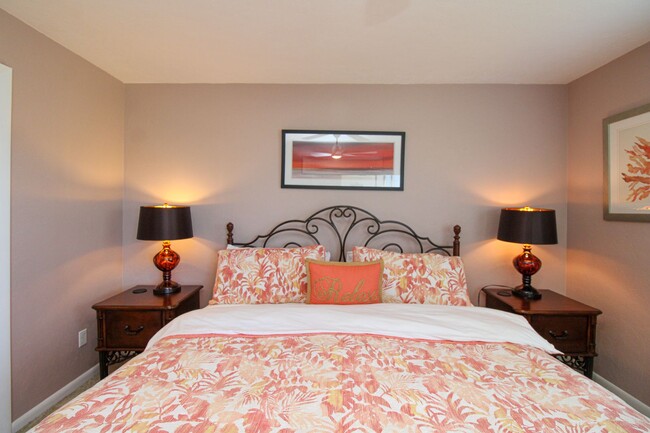 Building Photo - ** 2/2 CHARMING FURNISHED CONDO AT THE ISL...