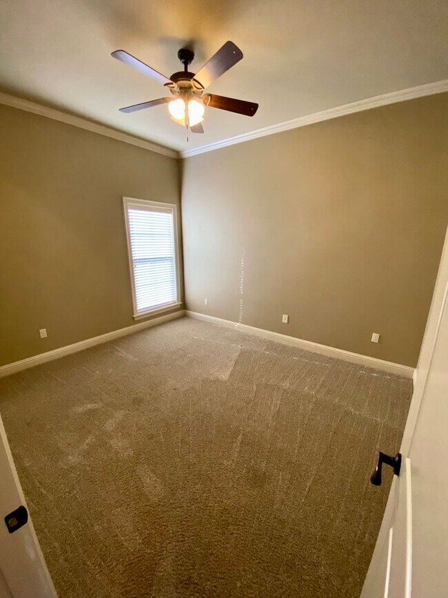 Building Photo - ** AVAILABLE JUNE 1ST ** STUNNING 4/3.5 IN...
