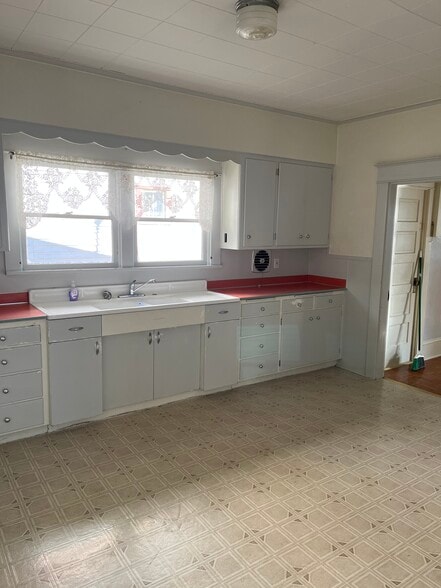 Kitchen - 657 Florence Ave