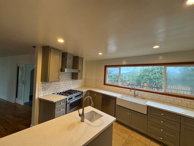 Building Photo - Beautiful 3 bedroom gated home in Aptos Hi...