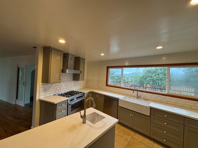Building Photo - Beautiful 3 bedroom gated home in Aptos Hills!