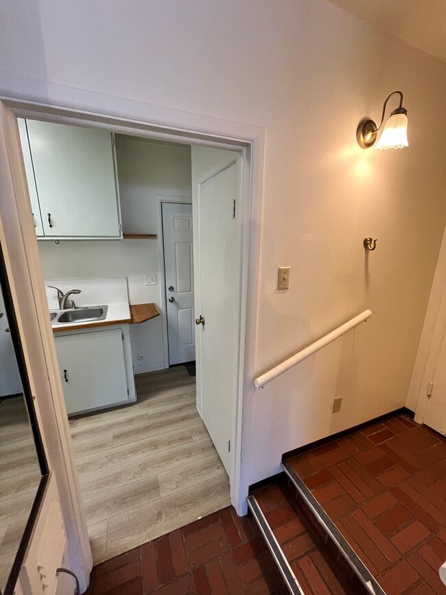 Building Photo - Perfectly Located Spacious Studio Apartment