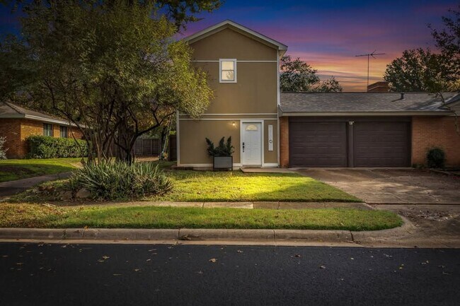 Building Photo - Stylish Furnished Home with Yard & All Bills Included