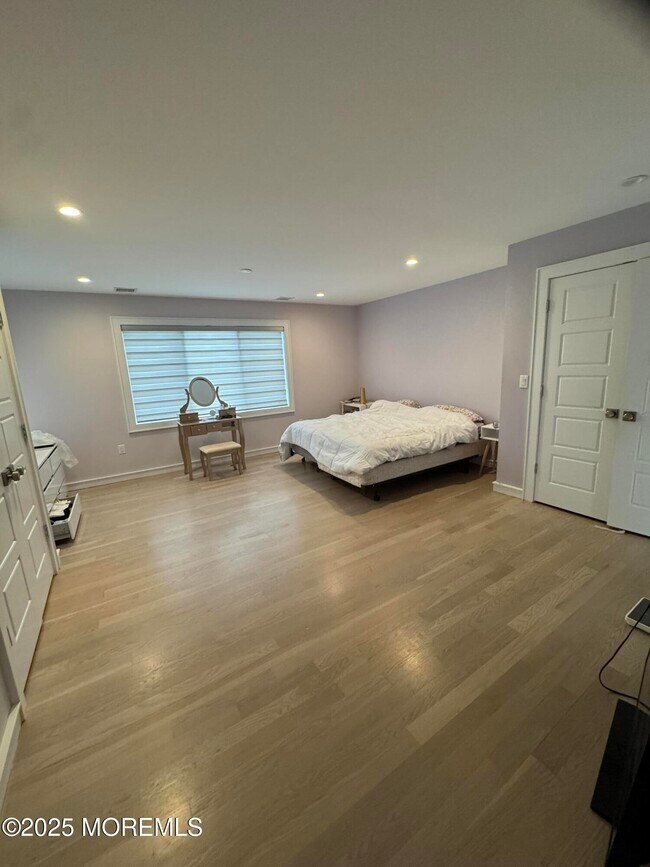 Building Photo - 259 Roosevelt Ave