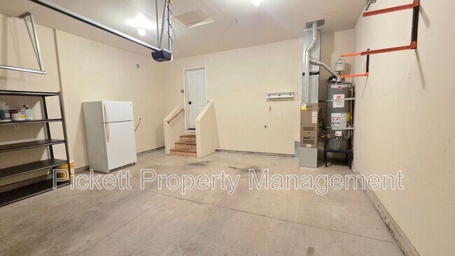 Building Photo - 1331 NE Gilmax Ln