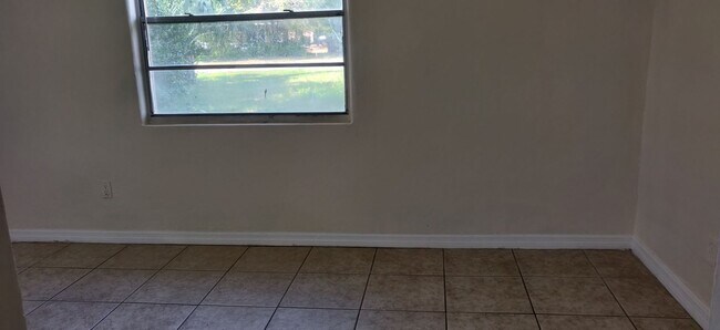 Building Photo - 2 bedroom 1 bath