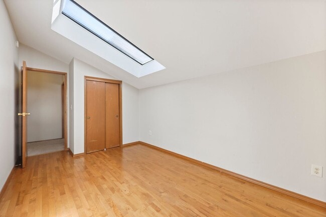 Building Photo - Hard to find 5 bedroom home in Tamoshan ne...
