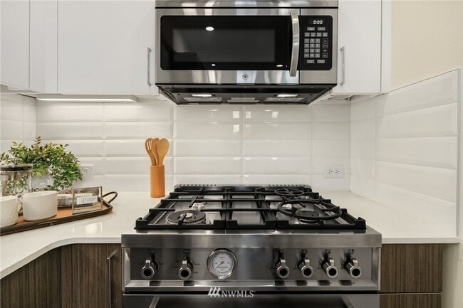 Building Photo - 2Bd/1.75Ba Seattle Townhouse