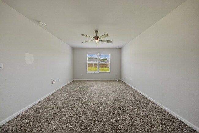Building Photo - Huge 4 bedroom 2 bathroom home in Southwood