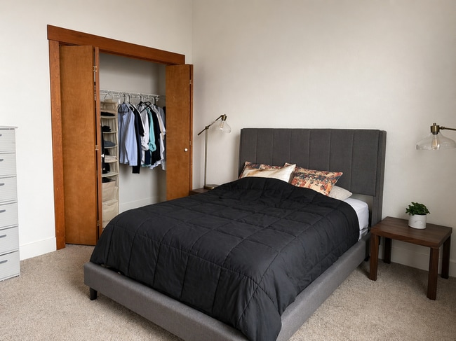 Building Photo - 10 W 10th St