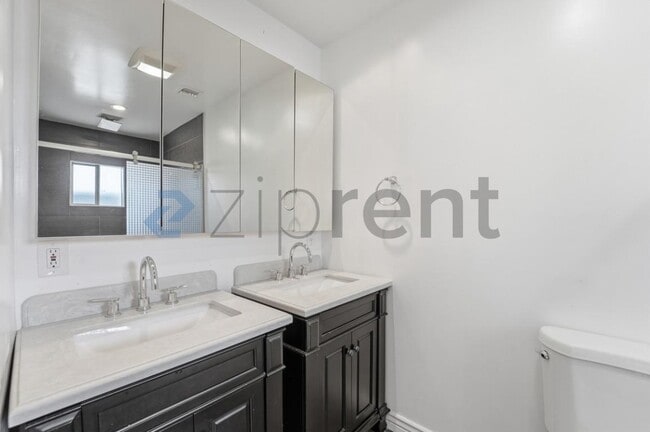 Building Photo - 1031 E Roosevelt St