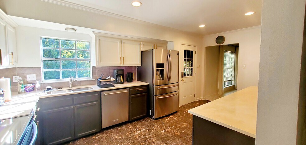 Kitchen - 9058 Baker Dr