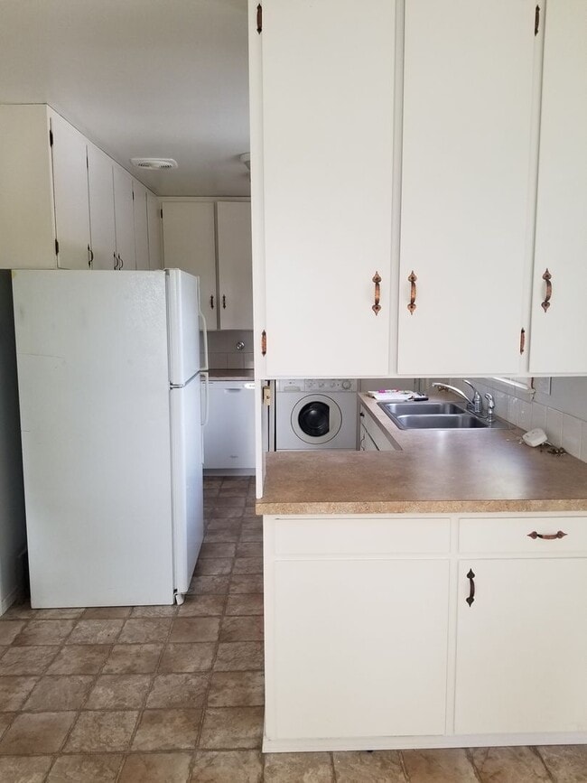 Building Photo - Near Franklin Park 2 br 1ba, stacked washer/dryer included.