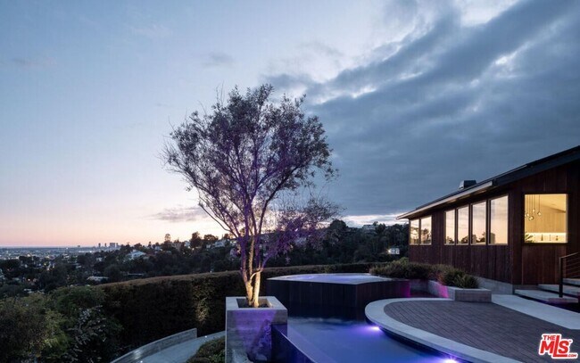 Building Photo - 2532 Canyon Oak Dr