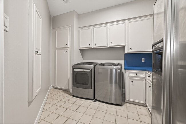 Building Photo - 4910 Waterbeck St