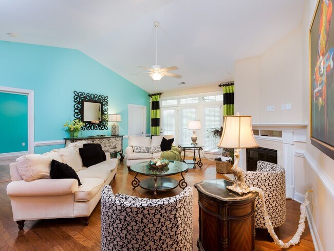 Building Photo - Beautiful 3 Bed 2 Bath Condo with Communit...