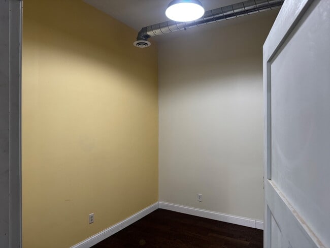 Building Photo - 647 York Ave