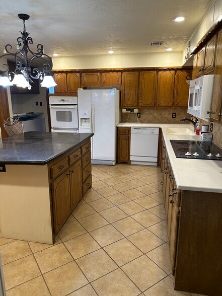 Building Photo - 13520 NW Cache Rd