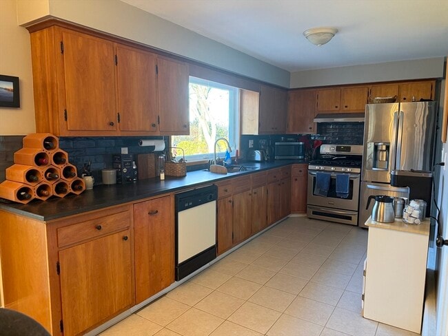 Building Photo - 12 Holiday Dr