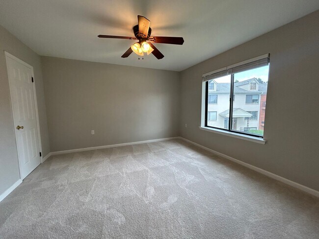 Building Photo - One Bedroom One Bathroom Condo in Leesburg...