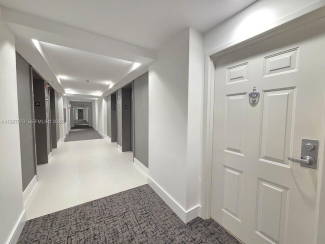 Building Photo - 1155 Brickell Bay Dr