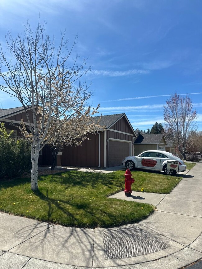 Building Photo - Cozy 3 Bedroom Home in SW Bend!