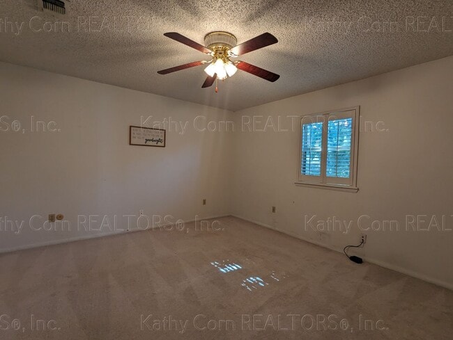 Building Photo - Two Bedroom Home